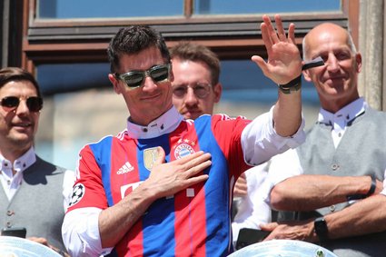 Robert Lewandowski nie odejdzie z Bayernu dla pieniędzy. Oto jego zarobki