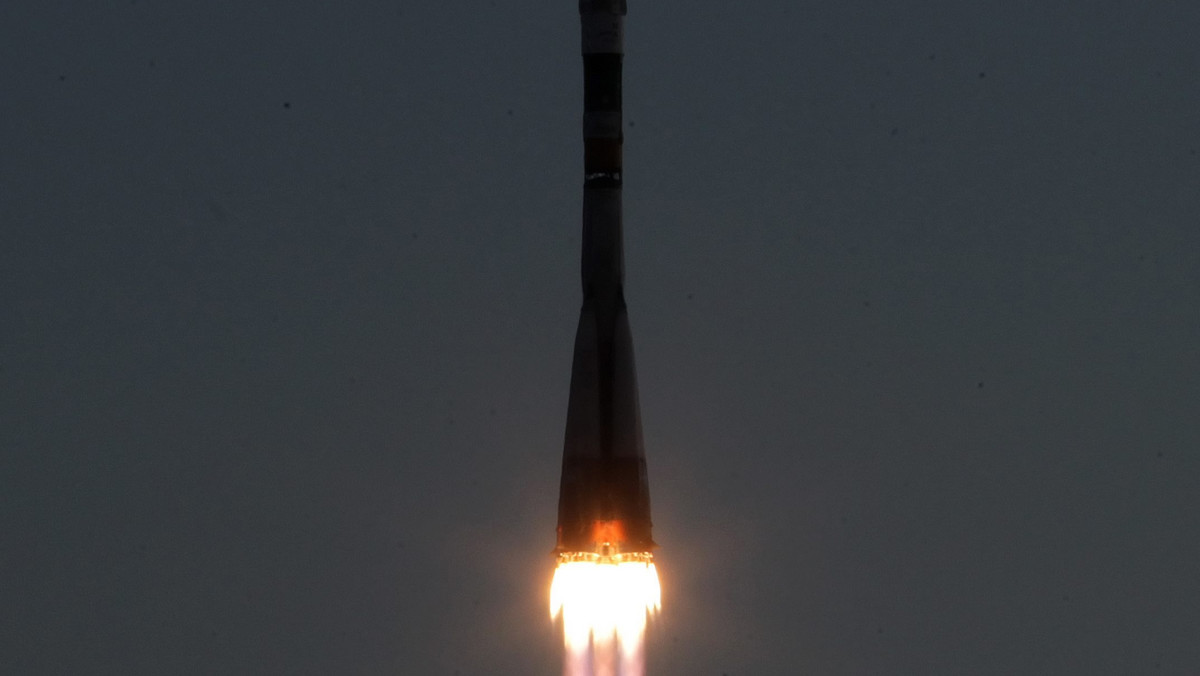 Z kosmodromu Bajkonur w Kazachstanie wystartował w niedzielę rano rosyjski statek kosmiczny Sojuz TMA-05M. Statek leci w kierunku Międzynarodowej Stacji Kosmicznej (ISS), a na jego pokładzie znajduje się troje astronautów.