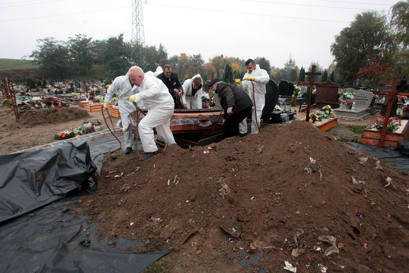 Przez prawie miesiąc trumna z ciałem Jana Kloskowskiego leżała w grobie pełnym śmieci. Godny pochówek odbył się dopiero w piątek 21 października. Nz. ekshumacja