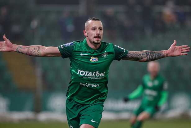 Piłkarz Warty Poznań Adam Zrelak cieszy się z gola podczas meczu Ekstraklasy ze Śląskiem Wrocław