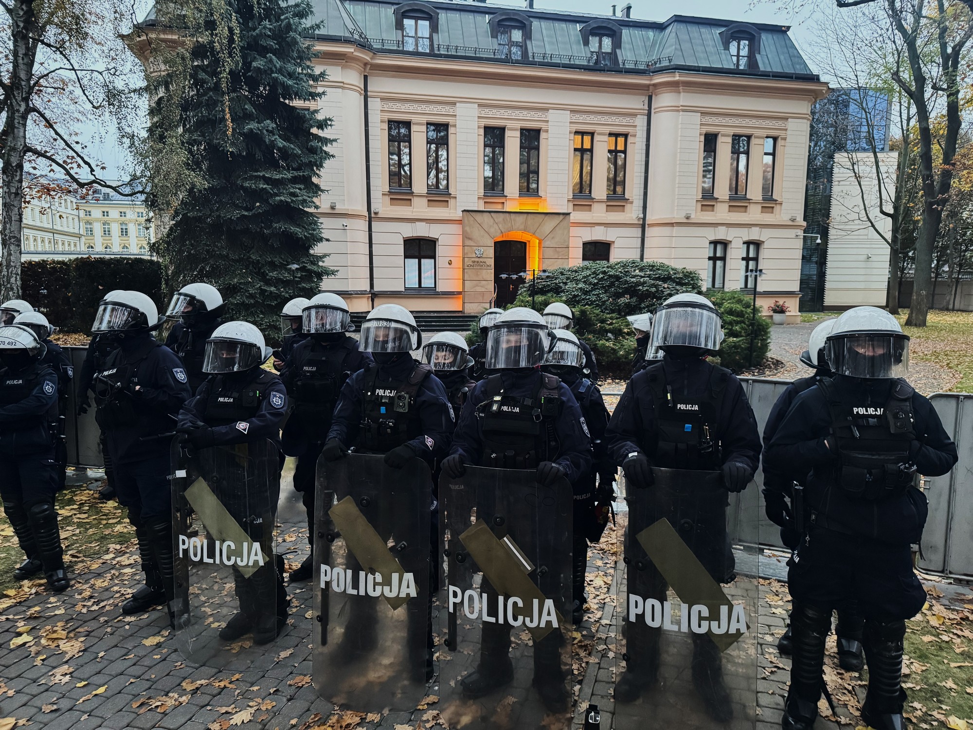 Policajti strážia vchod do poľského Ústavného súdu vo Varšave.