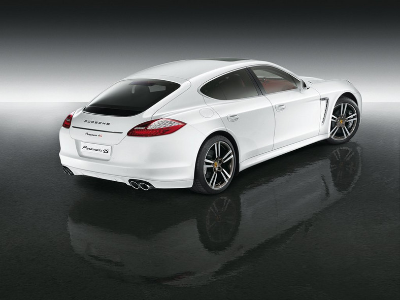 Porsche Panamera 4S Exclusive Middle East Edition