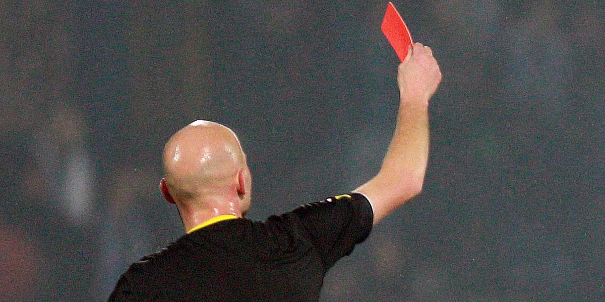 Piłkarz otrzymał czerwoną kartkę za nazwisko