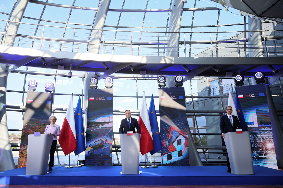 Ursula von der Leyen (L), Andrzej Duda (C) oraz Mateusz Morawiecki (P)