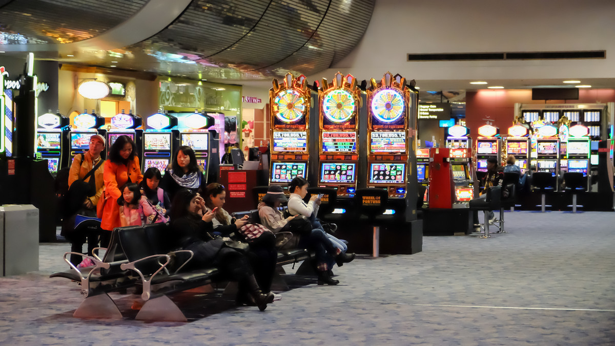Pasażer wygrał milion dolarów na lotniskowym automacie w Las Vegas