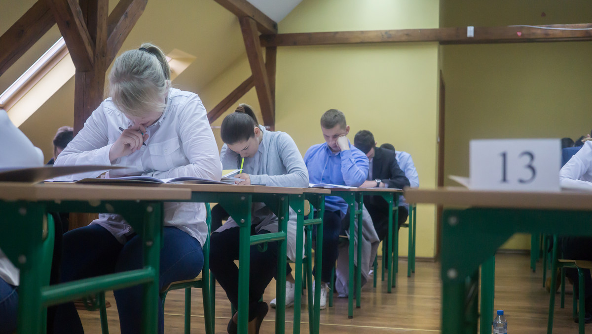 Maturę zdało 74 proc. tegorocznych absolwentów szkół ponadgimnazjalnych; 17,2 proc. abiturientów, którzy nie zdali jednego przedmiotu, ma prawo do poprawki we wrześniu - poinformował dyrektor Centralnej Komisji Egzaminacyjnej Marcin Smolik.