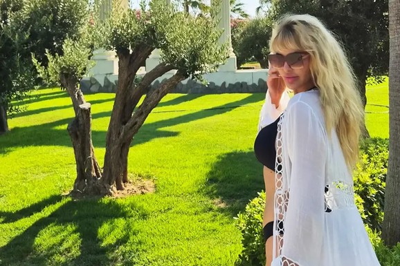GORE MREŽE ZBOG ZGODNE LEE! Ćerka Jasne Milenković Jami pozirala u crnom bikiniju, a preko ogrtač sa prorezima: Izgleda kao milion dolara