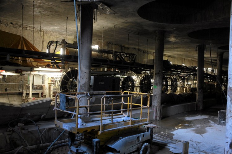 Warszawa, skrzyżowanie ul. Świętokrzyskiej i Marszałkowskiej. Plac budowy stacji przesiadkowej pomiędzy I i II linią metra na stacji Metro Świętokrzyska