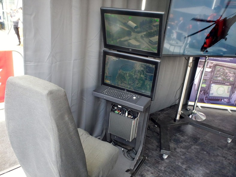 Dwa ekrany, klawiatura i dużo elektroniki - tyle wystarczy by sterować dronem z helikoptera AW 149. (fot. Sławomir Biliński)