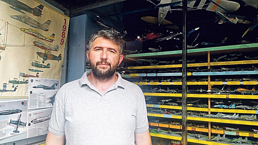 Aslani u svojoj zbirci ima oko 300 maketa aviona od 1917. do danas, koje su koristile najveće ratne sile