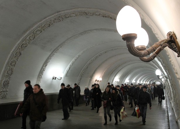 Metro w Moskwie zostało założone w 1935 roku. Rosyjska forma transportu ma niebotyczne rozmiary. Liczy łącznie 325,4 km długości i składa się z 12 linii, na których znajduje się 195 stacji. Należy do najbardziej obciążonych systemów metra na świecie. Dziennie podróżuje nim 9 mln osób. To więcej niż łącznie w dwóch innych wielkich metrach – Londynie i Nowym Jorku. Moskiewskie metro jest też jednym z najpiękniejszych. Na zdj. moskiewskie metro: stacja Okhotny Ryad