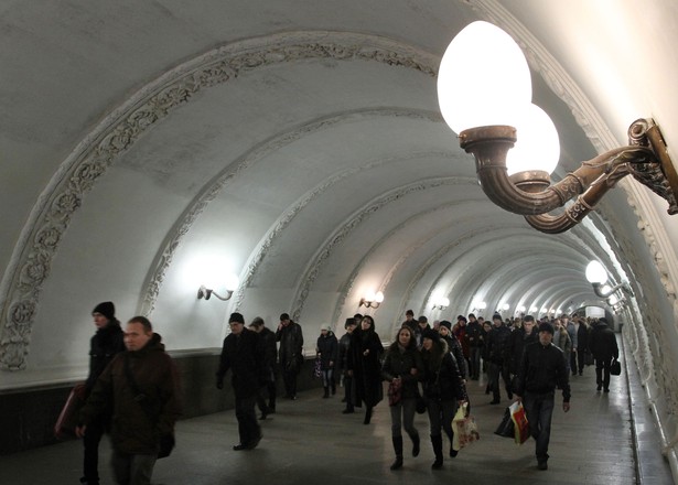 Metro w Moskwie zostało założone w 1935 roku. Rosyjska forma transportu ma niebotyczne rozmiary. Liczy łącznie 325,4 km długości i składa się z 12 linii, na których znajduje się 195 stacji. Należy do najbardziej obciążonych systemów metra na świecie. Dziennie podróżuje nim 9 mln osób. To więcej niż łącznie w dwóch innych wielkich metrach – Londynie i Nowym Jorku. Moskiewskie metro jest też jednym z najpiękniejszych. Na zdj. moskiewskie metro: stacja Okhotny Ryad