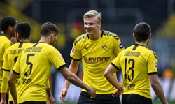 "Było dziwnie". Borussia wygrała derby z Schalke. Żółta kartka Piszczka