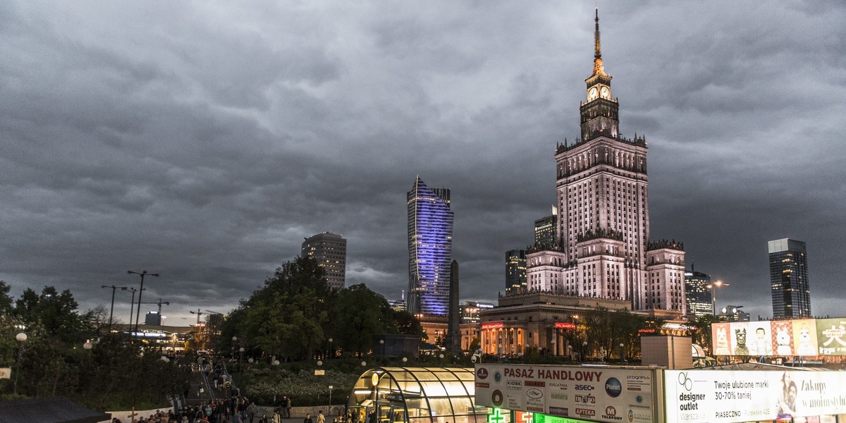 Sektor bankowy w Polsce czekają bardzo ciężkie chwile. Spadek rentowności, opóźnienia technologiczne oraz przeregulowanie systemu może doprowadzić do poważnych turbulencji w sektorze - ostrzega prof. Aneta Hryckiewicz, wykładowczyni Akademii Leona Koźmińskiego.