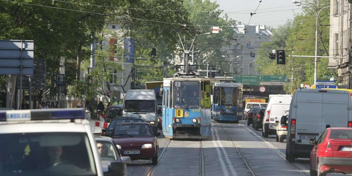 Wydzielili tory, a tramwaje i tak stoją!