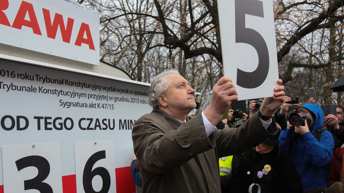 Andrzej Rzepliński zmienia cyfrę na liczniku KOD 