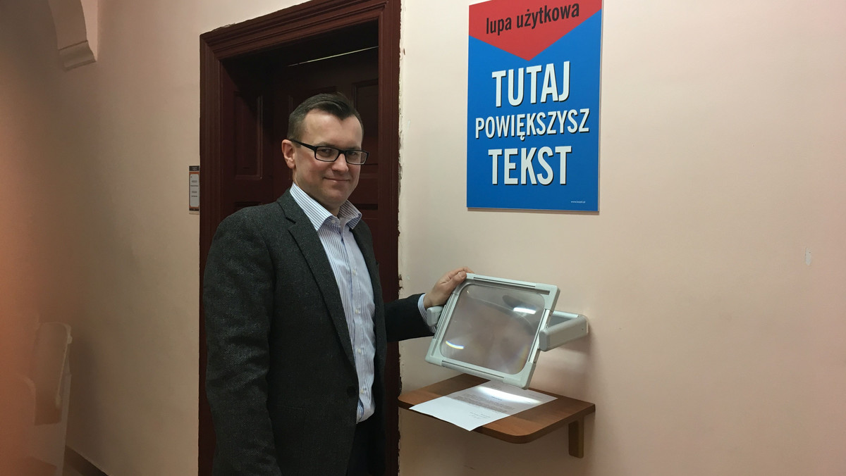 Dzięki prośbie skierowanej przez lidera inowrocławskiej opozycji Marcina Wrońskiego tamtejszy urząd miasta zdecydował się na montaż specjalnej lupy do powiększania tekstu. Ma ona ułatwić czytanie dokumentów osobom cierpiącym na problemy ze wzrokiem.