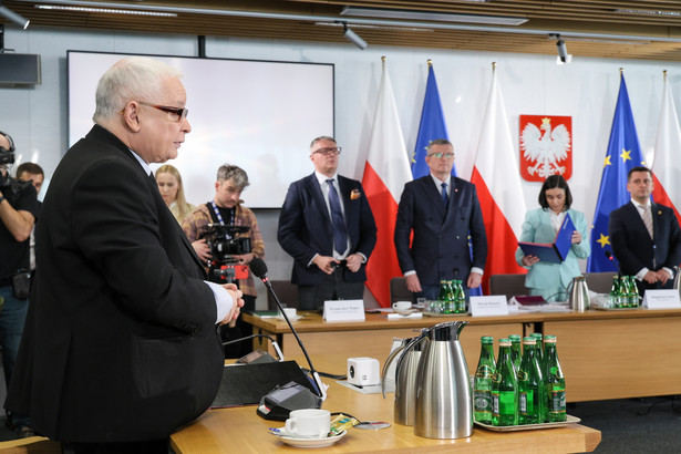 Wezwany na świadka prezes PiS Jarosław Kaczyński (L) podczas posiedzenia komisji śledczej ds. Pegasusa w Sejmie w Warszawie