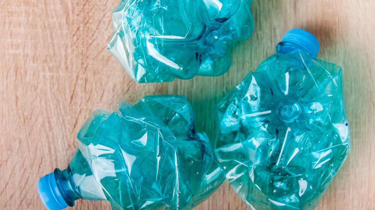 Lecsapott a GVH: eljárás indult a Coca-Cola és a Szentkirályi ellen is a vásárlók megtévesztése miatt