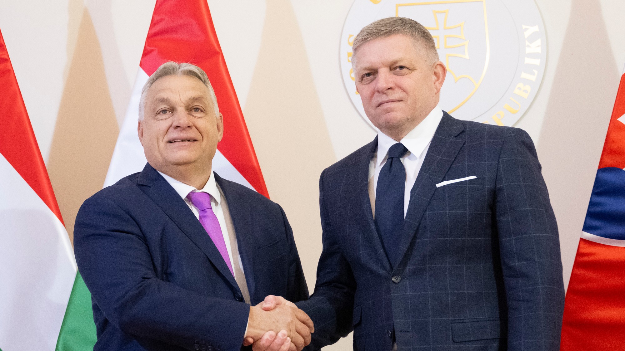 Zľava maďarský premiér Viktor Orbán a premiér SR Robert Fico (Smer-SD).