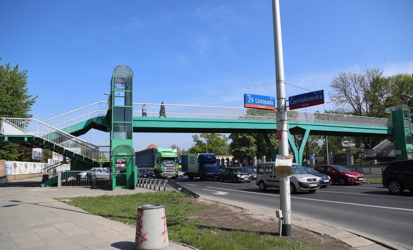 Windy grozy na Czerniakowskiej. Mieszkańcy boją się do nich wchodzić bo ciągle się zacinają.