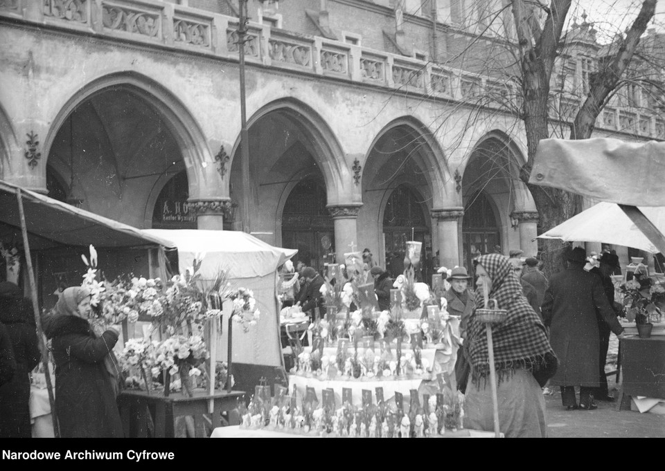 Targ przed Wielkanocą na rynku w Krakowie przed Sukiennicami, rok ok. 1935-1939 (dokładna data nieznana)