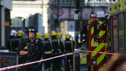 Vádat emeltek a londoni metrómerénylet után először őrizetbe vett férfi ellen