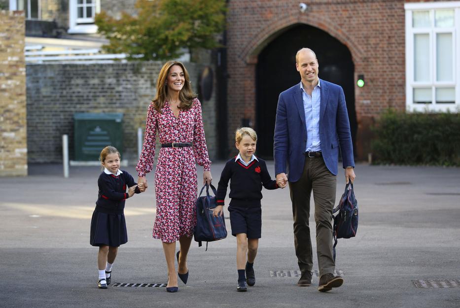 Boldog apuka: Vilmos herceg hitvesével és két nagyobbik gyermekükkel / Fotó: Northfoto