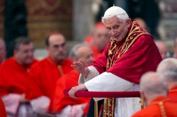 Ratzinger więźniem Watykanu? Ostry atak na "kościelny aparat"