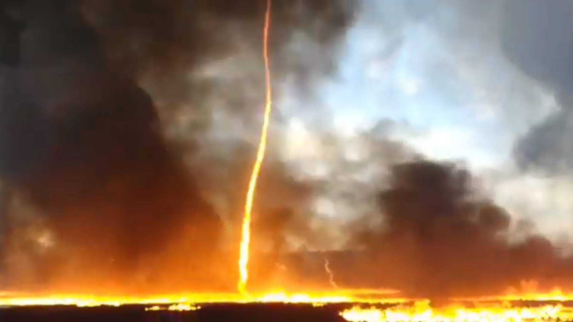 Widzieliście "piekielne" tornado? Film zrobiony przez strażaków wygląda jak zapowiedź końca świata