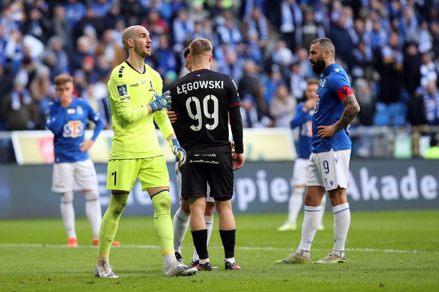 Dante Stipica, Mateusz Łęgowski i Mikael Ishak przed rzutem karnym w meczu Lech - Pogoń (2:2)