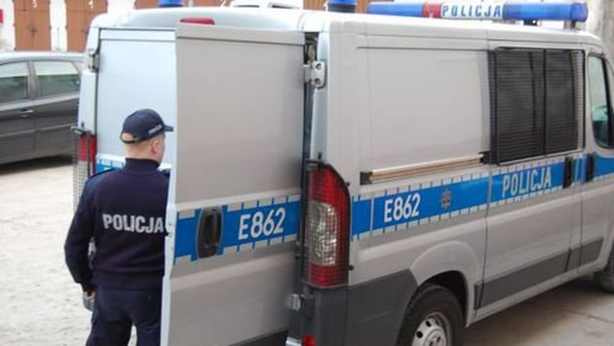 Policjanci w czasie wolnym od służby uratowali życie mężczyźnie, który doznał zawału serca. Przeprowadzone przez nich działania resuscytacyjne doprowadziły do przywrócenia poszkodowanemu czynności oddechowo-krążeniowych.