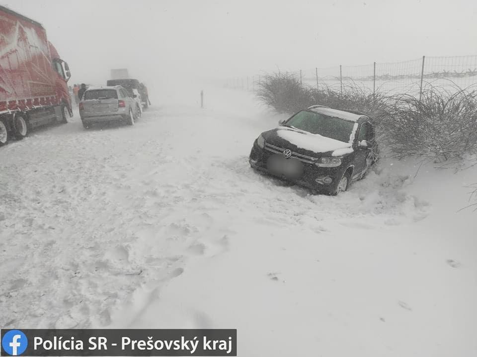Diaľnicu pod Tatrami uzavreli, zrazilo sa tam približne 30 áut.