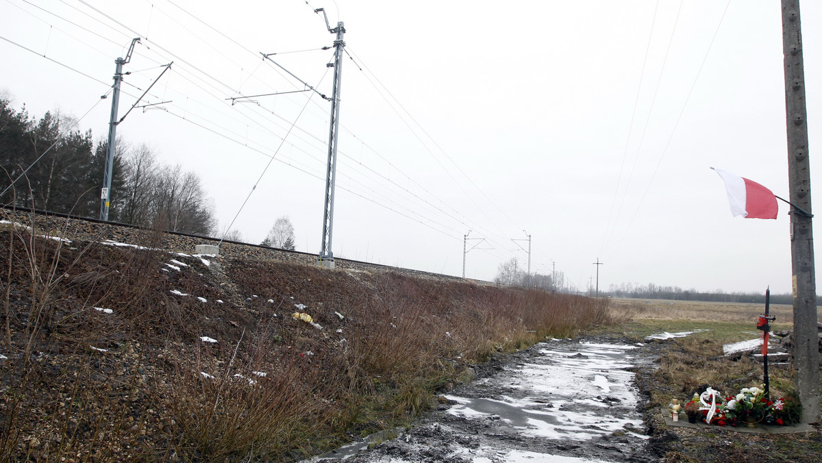 Koszmary, bezsenne noce, lęk przed jazdą pociągiem. I wracające potworne wspomnienia widoku zmasakrowanych ciał. Łukasz Dziuba i Bartłomiej Pisarski z OSP w Szczekocinach byli jednymi z pierwszych ratowników przybyłych na miejsce zderzenia pociągów. W rocznicę katastrofy pod Szczekocinami wracają te do nich te dramatyczne momenty.