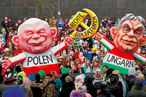 Karnawałowa platforma przedstawiająca lidera PiS Jarosława Kaczyńskiego i premiera Węgier Viktora Orbána podczas tradycyjnej parady Rosenmontag w Düsseldorfie, 12 lutego 2018 r.