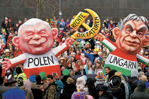 Karnawałowa platforma przedstawiająca lidera PiS Jarosława Kaczyńskiego i premiera Węgier Viktora Orbána podczas tradycyjnej parady Rosenmontag w Düsseldorfie, 12 lutego 2018 r.