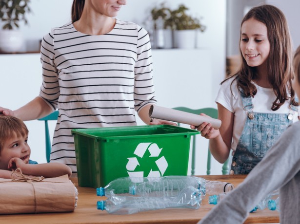 Matka. Dzieci. Segregacja śmieci. Lekcja ekologii. Plastik.