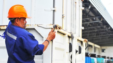 kiedy przewoźnik nie musi płacić odszkodowania? 3 kluczowe wyłączenia z konwencji cmr