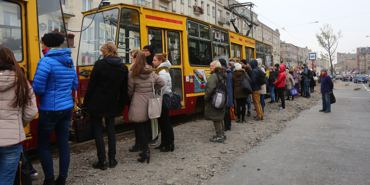 tłok na przystanku tramwajowym