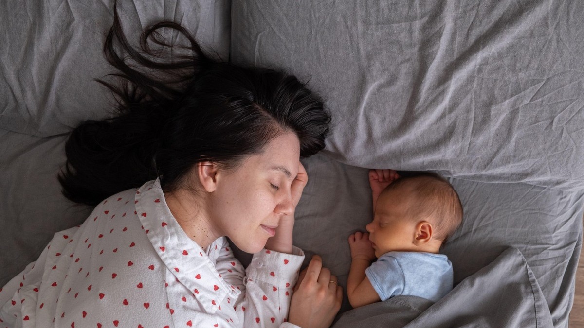Spavanje sa decom u istom krevetu: Pedijatar objašnjava šta je mit, a šta stvarna opasnost