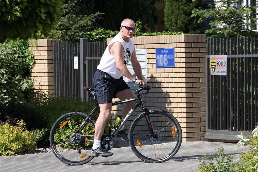 Polski aktor nie boi się udaru. Pedałuje nawet w skwar