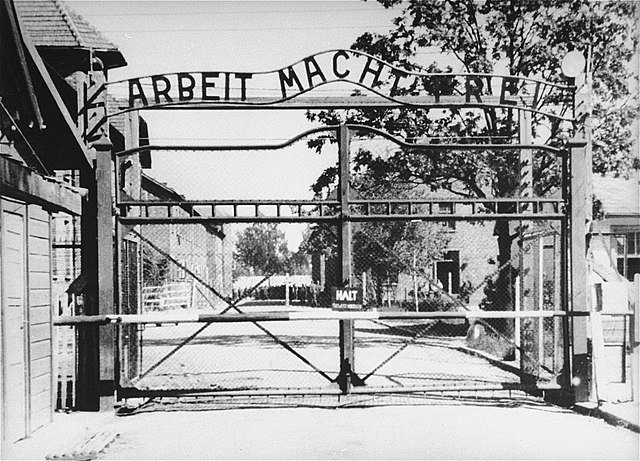 Brama wejściowa do Auschwitz, domena publiczna