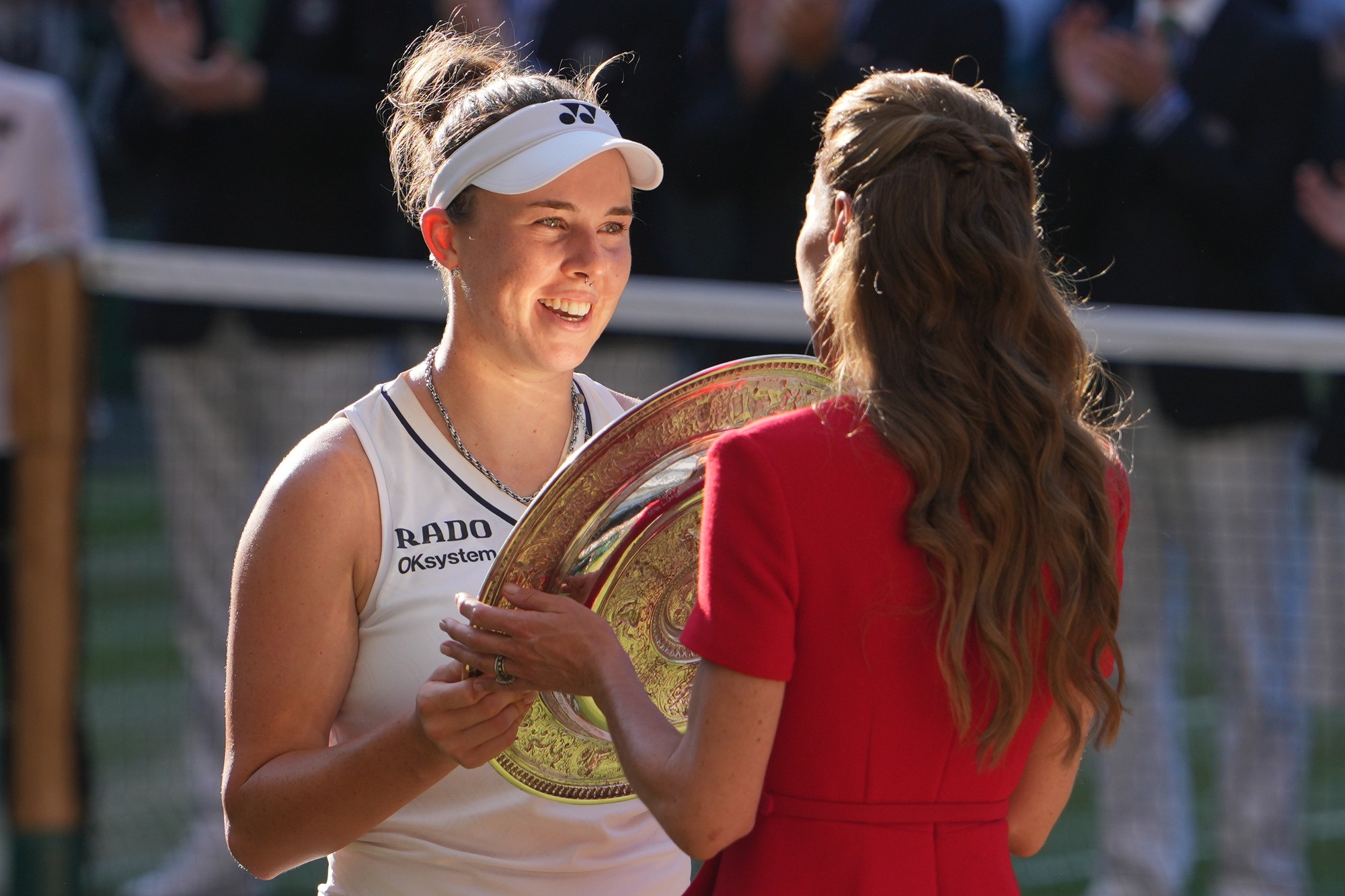 Kate odovzdala trofej Linde Noskovej po víťazstve nad krajankou Karolínou Muchovou.