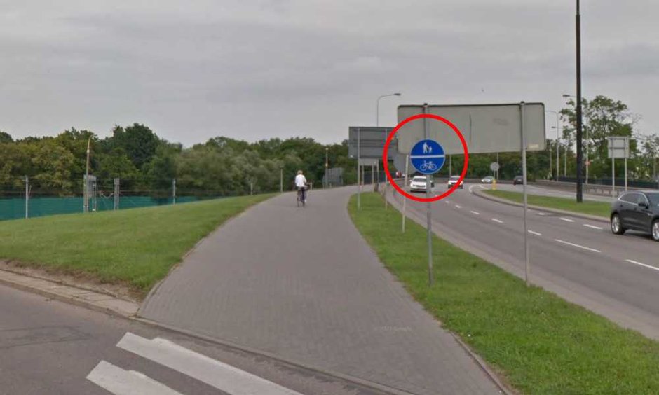 Droga pieszo-rowerowa bez wyznaczonych obszarów do oddzielnego poruszania się rowerzystów. Tak (zapis Google Maps z 2018 r.) oznakowany jest ten fragment drogi, na którym doszło w Malborku do wypadku 77-latka na hulajnodze Źródło: Google Maps[