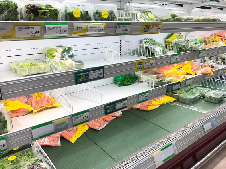 Ispražnjeni rafovi prodavnica u Kodonju