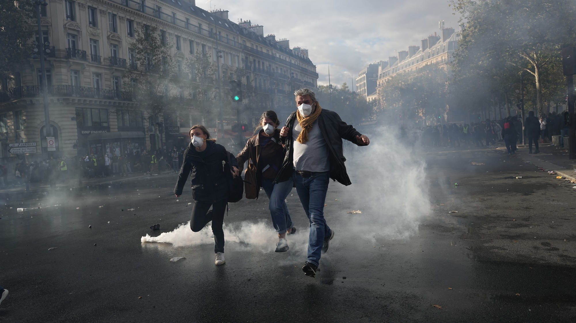Protesty vo Francúzsku sprevádzali násilnosti a požiare. 