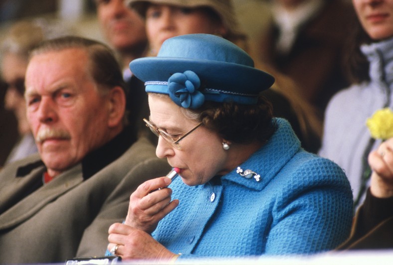 Królowa Elżbieta II poprawia makijaż podczas Windsor Horse Show 11 maja 1985 roku