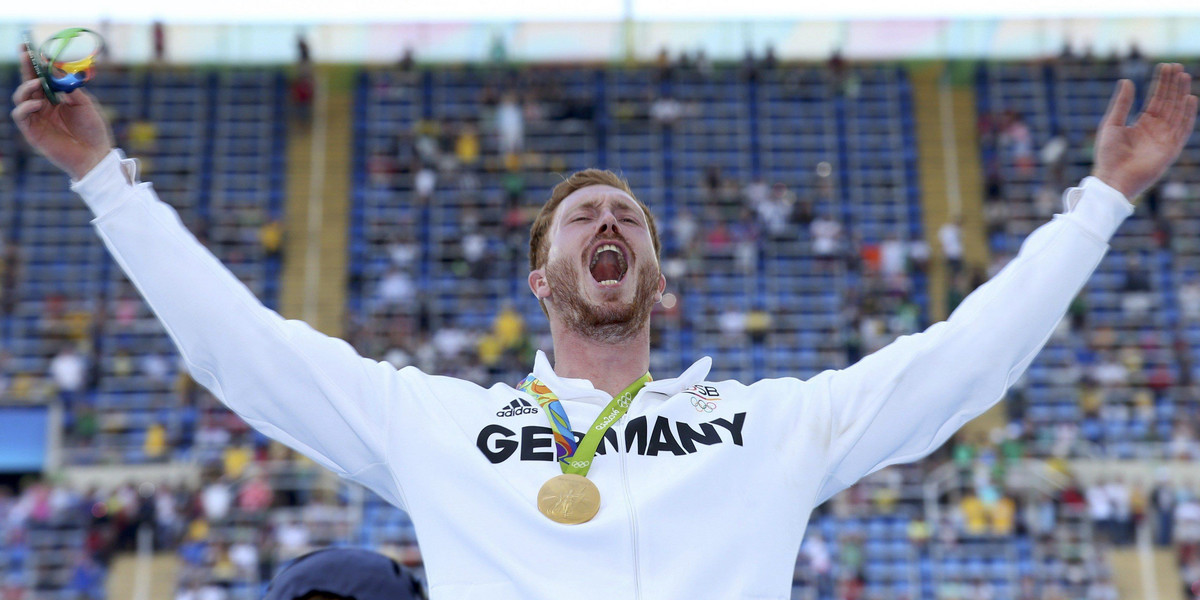 Rio 2016: Christoph Harting tańczył w trakcie hymnu. Żenada mistrza