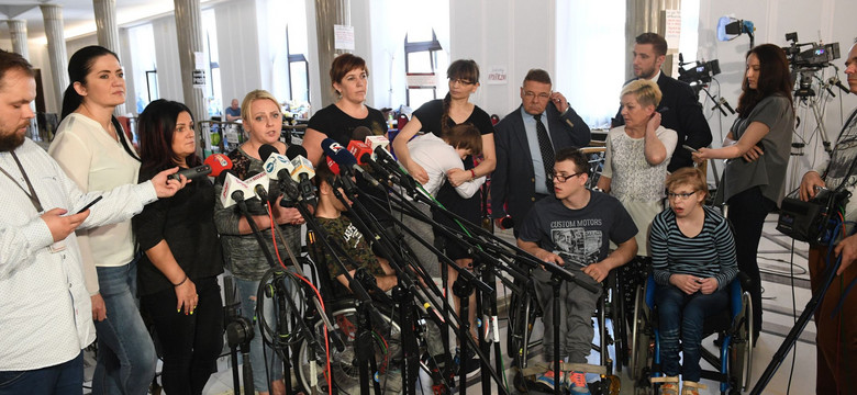 Minister spotkała się z częścią środowisk osób niepełnosprawnych. W rozmowach nie biorą udziału ci, którzy protestują w Sejmie
