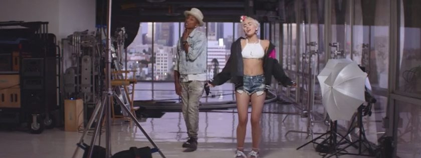 Miley Cyrus i Pharrell Williams w teledysku "Come Get It Bae"